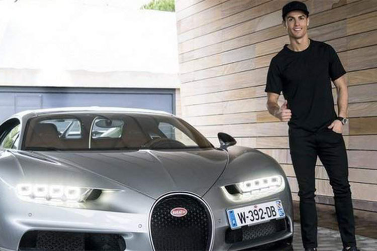 Bugatti Chiron là mẫu xe mới nhất mà Cristiano Ronaldo tậu về garage của mình. Siêu xe Bugatti Chiron sinh ra để kế nhiệm "ông hoàng tốc độ" Veyron. Chiron dùng động cơ W16 8.0L với 4 bộ tăng áp, cho công suất 1.479 mã lực và mô-men xoắn 1.600 Nm. Nó có khả năng tăng tốc 0-100 km/h trong 2,5 giây, tốc độ tối đa 420 km/h.
