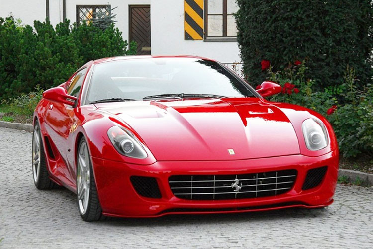 Chiếc Ferrari 599 GTB Fiorano phiên bản tiêu chuẩn khi rời nhà máy được trang bị khối động cơ V12 6.0L, sản sinh công suất tối đa 611 mã lực và mô-men xoắn đạt 607 Nm. Chính vì thế, xe có khả năng tăng tốc từ 0-100km/h trong 3,7 giây và đạt tốc độ tối đa 330km/h.