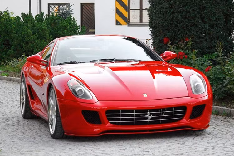 Chiếc Ferrari 599 GTB Fiorano phiên bản tiêu chuẩn khi rời nhà máy được trang bị khối động cơ V12 6.0L, sản sinh công suất tối đa 611 mã lực và mô-men xoắn đạt 607 Nm. Chính vì thế, xe có khả năng tăng tốc từ 0-100km/h trong 3,7 giây và đạt tốc độ tối đa 330km/h.