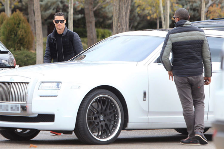 Mẫu siêu xe sang Rolls-Royce Ghost của Ronaldo là một phiên bản bespoke hai tông màu bên cạnh bộ vành Hamann đậm chất thể thao. Xe được trang bị động cơ V12 tăng áp kép, dung tích 6,6 lít, kết hợp hộp số tự động 8 cấp, giúp sản sinh công suất tối đa 563 mã lực, mô-men xoắn cực đại 780 Nm. Khả năng tăng tốc 0-100 km/h trong 4,9 giây, trước khi đạt tốc độ tối đa 250 km/h.