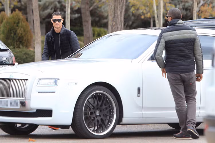 Mẫu siêu xe sang Rolls-Royce Ghost của Ronaldo là một phiên bản bespoke hai tông màu bên cạnh bộ vành Hamann đậm chất thể thao. Xe được trang bị động cơ V12 tăng áp kép, dung tích 6,6 lít, kết hợp hộp số tự động 8 cấp, giúp sản sinh công suất tối đa 563 mã lực, mô-men xoắn cực đại 780 Nm. Khả năng tăng tốc 0-100 km/h trong 4,9 giây, trước khi đạt tốc độ tối đa 250 km/h.