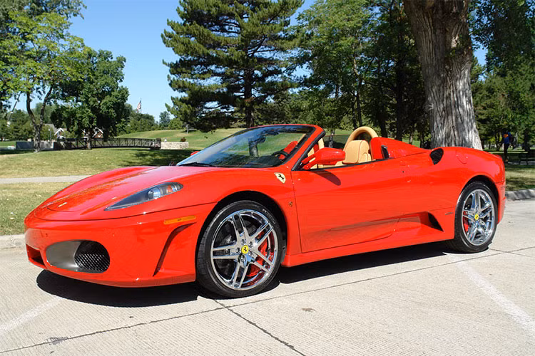 Ferrari F430 được trang bị động cơ V8, dung tích 4,3 lít, sản sinh công suất tối đa 483 mã lực và mô-men xoắn cực đại 465 Nm tại 5.250 vòng/phút. Sức mạnh động cơ được truyền tới bánh thông qua hộp số sàn 6 cấp. Nhờ trọng lượng chỉ 1.450 kg và động cơ mạnh mẽ, F430 có thể tăng tốc từ 0-100 km/h trong 3,6 giây và đạt vận tốc tối đa 300 km/h.