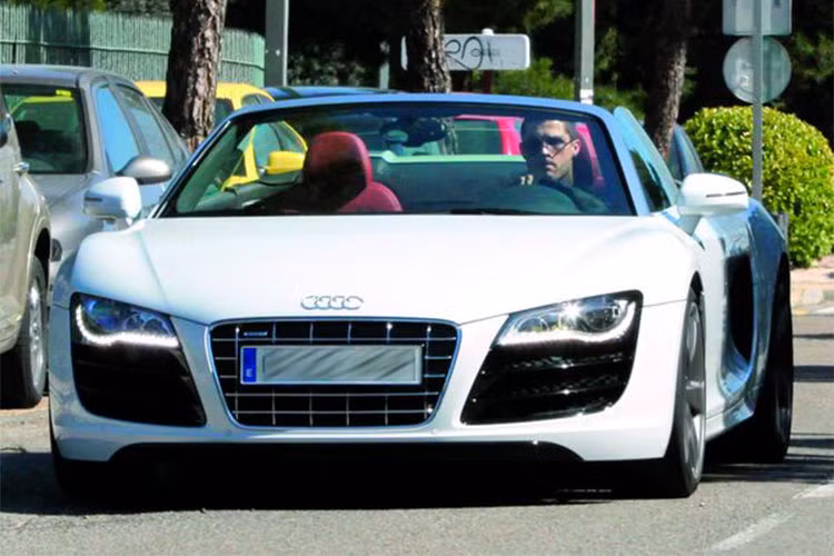 Audi R8 V10 Spyder là phiên bản mui trần của siêu xe R8 V10, dựa trên nền tảng của siêu xe Lamborghini Gallardo. Xe được trang bị động cơ 5.2 lít V10, công suất cực đại 525 mã lực tại vòng tua 8.000 vòng/phút và mô-men xoắn cực đại 530 Nm tại vòng tua 6.500 vòng/phút, kết hợp hộp số tay 6 cấp hoặc hộp số ly hợp kép 7 cấp.