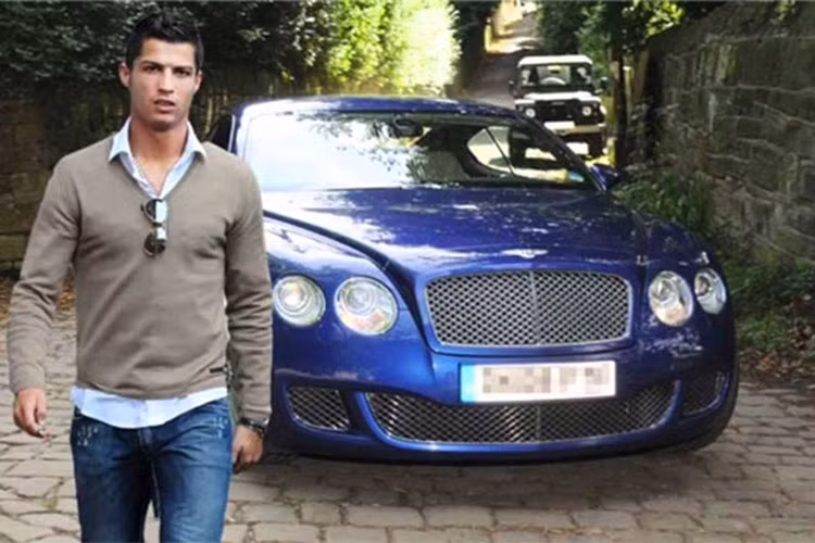 CR7 đã nhận chiếc Bentley Continental GT Speed này vào ngày 5/9/2008. Chiếc xe coupe hạng sang được sơn màu xanh thẫm Sapphire Blue theo đúng yêu cầu của siêu tiền đạo người Bồ Đào Nha. Xe được trang bị động cơ V12, dung tích 6.0 lít nên có thể tăng tốc từ 0-100 km/h trong 4,2 giây trước khi đạt vận tốc tối đa 325 km/h.