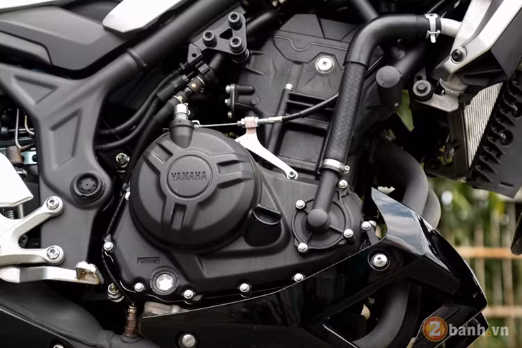 Động cơ cũng được áp dụng công nghệ phân tích buồng đốt, hệ thống kiểm soát tạm ngắt tốc độ (ISC) &amp; bộ lọc khí thải. giúp xe vận hành êm ái ở dải tốc từ thấp đến trung bình, tăng cảm giác phấn khích ở dải tốc độ từ trung bình đến cao và tiết kiệm nhiên liệu. Chiếc xe vẫn sử dụng chung cấu trúc khung thép ống dạng kim cương.