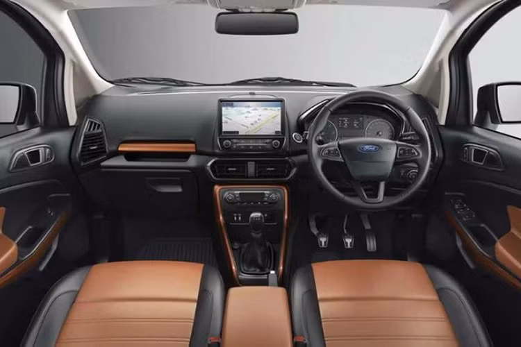 Bên trong, Ford EcoSport Thunder Edition nổi bật với hai tông màu đen-be và đen-cam. Hình ảnh rò rỉ về nội thất cho thấy danh sách thiết bị có thể được trang bị trên xe bao gồm: lối vào không cần chìa khóa thụ động, hệ thống thông tin giải trí màn hình cảm ứng 9 inch, vô-lăng và ghế ngồi bọc da, kiểm soát khí hậu vùng tự động.
