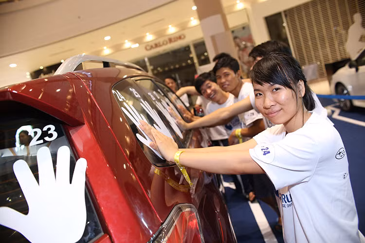 Phần thưởng xứng đáng cho tinh thần ưa thử thách và sự bền bỉ không thỏa hiệp. Tham gia vào giải đấu khắc nghiệt này, các đấu thủ phải đứng một chỗ, xòe bàn tay phải đặt cố định lên thân xe trong thời gian lâu nhất.