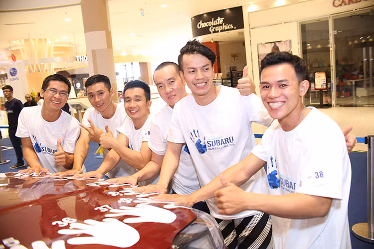 Tại cuộc thi này, các thí sinh phải đứng liên tục bên cạnh xe, không thể ngủ, mỏi người, sưng chân, không cử động được bàn tay trong thời gian dài, phải tập trung cao độ để tay không rời khỏi vị trí đánh dấu và vô vàn các khó khăn khác.