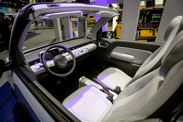 Bảng táp-lô của mẫu xe điện mui trần này có thiết kế khá tương tự mẫu xe Wuling Air EV hiện đang bán tại Thái Lan. Thiết kế này có phần đơn giản, nổi bật với các đường mạ crôm ở nhiều chi tiết khác nhau.