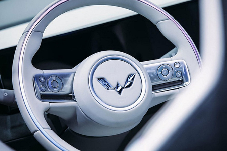 Vô-lăng 2 chấu đơn giản, phía sau là màn hình hiển thị thông tin LCD. Hệ thống khe gió hẹp được đặt xuyên suốt chiều dài của táp-lô. Giá đặt cốc được đặt ở hai điểm đầu/cuối. Các núm xoay vật lý để điều chỉnh. Cần số cũng có dạng núm xoay. 