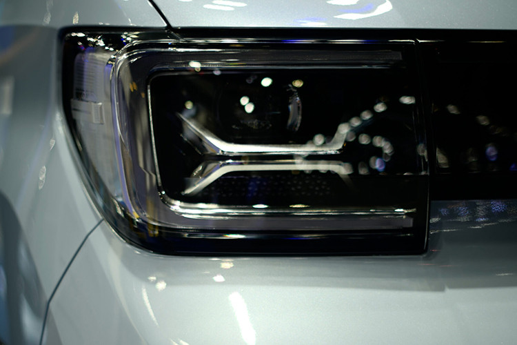 Wuling Mini Convertible EV 2024 mới có kiểu dáng tương tự với phiên bản mui cứng, theo thông số xe có kích thước dài rộng cao Xe sở hữu kích thước dài x rộng x cao lần lượt là 3.059 x 1.521 x 1.614 mm, trục cơ sở 2.010 mm, khoảng sáng gầm 120 mm và nặng 925 kg.