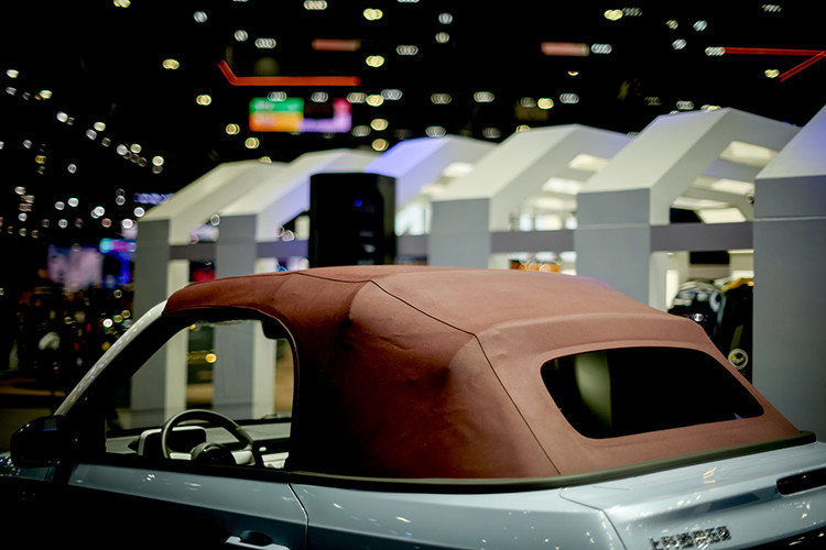 Cửa hai bên không có khung kính, mâm xe 12 inch 2 tông màu giảm thiểu lực cản của không khí. Mui mềm của xe có thể gập xuống và cất vào cốp chỉ trong 6 giây, gia cố bằng thanh chống lật phía trước trên đầu người lái và hành khách để tăng độ an toàn trong trường hợp xe bị lật. 