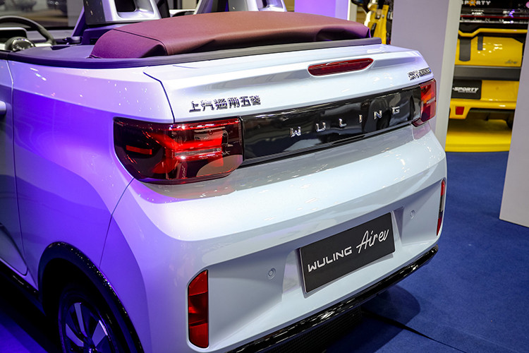 Một số chi tiết vuông vức trên bản có mui đã được tinh chỉnh để Wuling Mini Convertible EV có diện mạo khác biệt. Cụm đèn LED phía trước đã được tích hợp thêm đèn định vị ban ngày hình chữ C đối xứng, thêm vào đó là một cụm đèn vuông ở dưới cản trước. Phía sau xe nổi bật với bộ đèn hậu cỡ lớn mang phong cách Cyberpunk X.