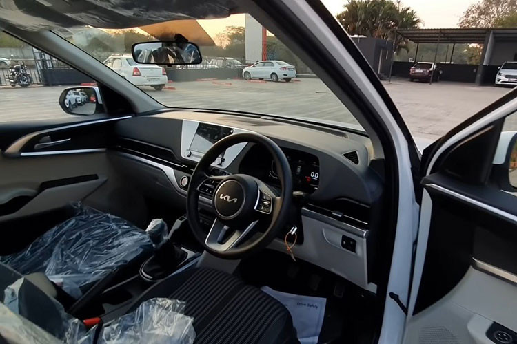 Nội thất của KIA Carens 2022 cũng được làm mới hoàn toàn so với những gì thể hiện trên "người tiền nhiệm" Rondo. Trên bảng táp-lô là màn hình giải trí dạng nổi bắt kịp xu hướng như các mẫu hiện nay.