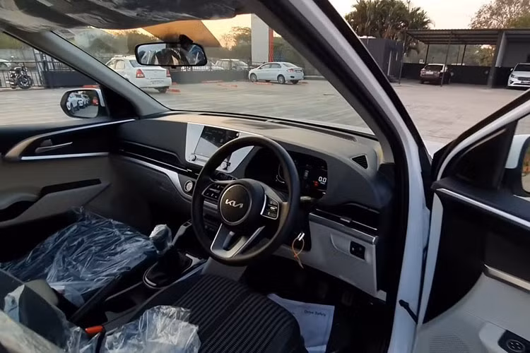 Nội thất của KIA Carens 2022 cũng được làm mới hoàn toàn so với những gì thể hiện trên "người tiền nhiệm" Rondo. Trên bảng táp-lô là màn hình giải trí dạng nổi bắt kịp xu hướng như các mẫu hiện nay.