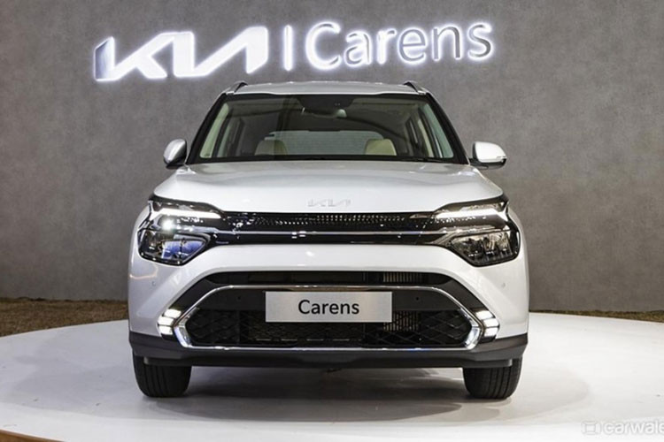 Tại thị trường Ấn Độ, Kia Carens 2022 được chia thành 5 bản trang bị với giá bán dao động từ 899.000 - 1.699.000 Rupee (khoảng 271 - 513 triệu đồng). Hiện vẫn chưa rõ ngày ra mắt cũng như giá xe Kia Carens 2022 tại Việt Nam.