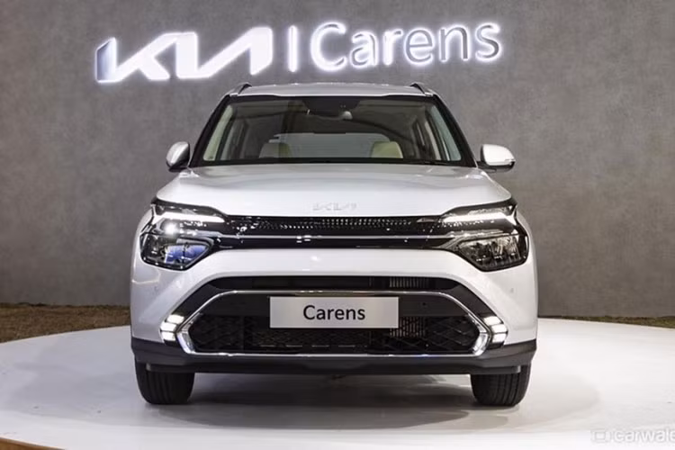 Tại thị trường Ấn Độ, Kia Carens 2022 được chia thành 5 bản trang bị với giá bán dao động từ 899.000 - 1.699.000 Rupee (khoảng 271 - 513 triệu đồng). Hiện vẫn chưa rõ ngày ra mắt cũng như giá xe Kia Carens 2022 tại Việt Nam.