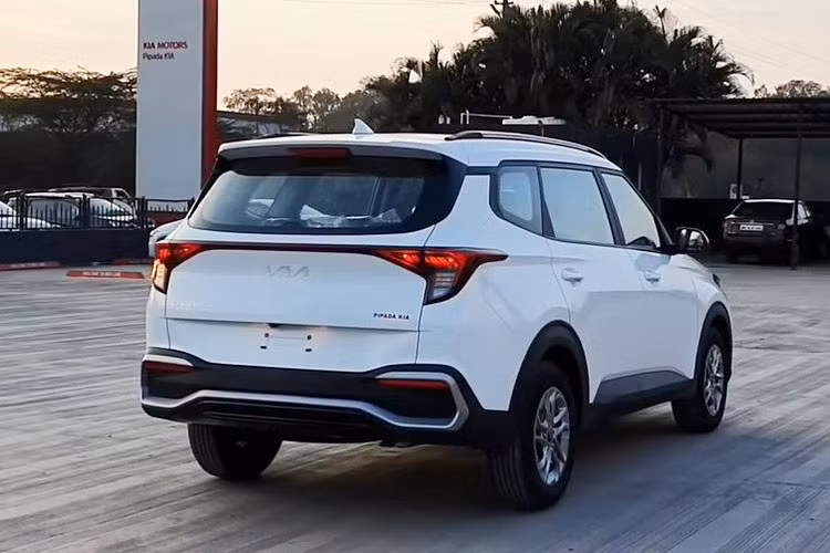 Theo nguồn tin từ Tổng cục Hải quan, liên doanh Thaco đã đưa KIA Carens 2022 về Việt Nam dưới dạng xe nhập khẩu nguyên chiếc từ Ấn Độ. Những phán đoán ban đầu cho thấy, lô xe đầu tiên về nước chủ yếu phục vụ cho mục đích nghiên cứu và thử nghiệm. Trong khi đó, những thông tin xoay quanh bản thương mại vẫn chưa được hé lộ. 