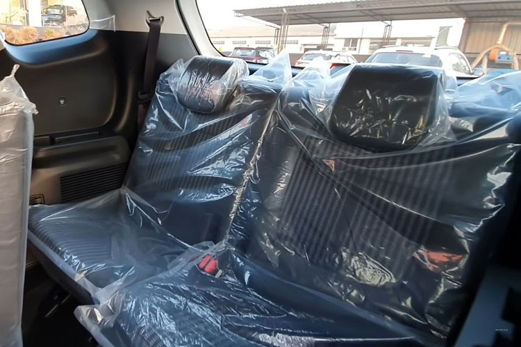 KIA Carens 2022 sử dụng động cơ I4 1.5L MPI, sản sinh công suất cực đại 114 mã lực và động cơ khác là I4 1.4L tăng áp, cho công suất cực đại 140 mã lực. Hai động cơ trên kết hợp với hộp số sàn 6 cấp hoặc hộp số tự động vô cấp. Ngoài ra, KIA Carens 2022 còn có thêm lựa chọn động cơ diesel 1.5L CRDi VGT.