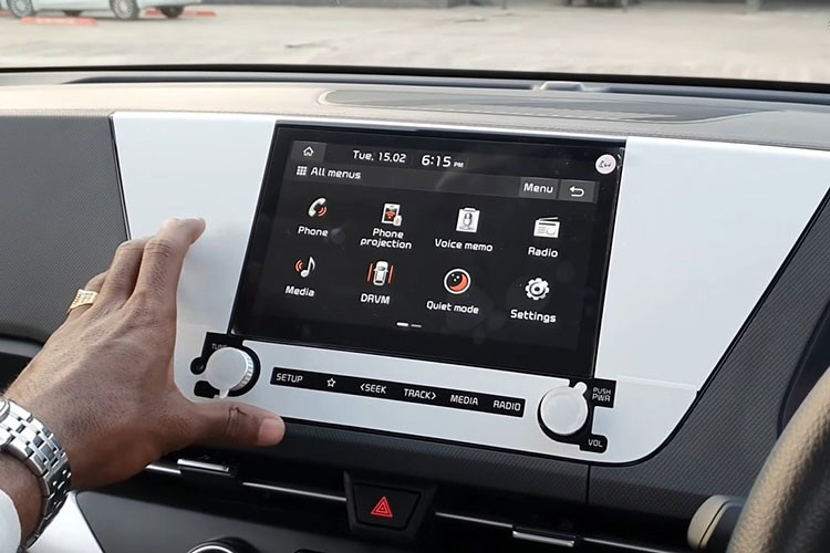 Ghế ngồi trên xe được bố trí theo sơ đồ 2-2-3. Khách hàng có thể yêu cầu chỉnh về dạng 7 chỗ truyền thống. Những thay đổi này sẽ giúp KIA Carens 2022 cạnh tranh tốt hơn và tăng độ khó cho Mitsubishi Xpander và đặc biệt là Toyota Veloz Cross.