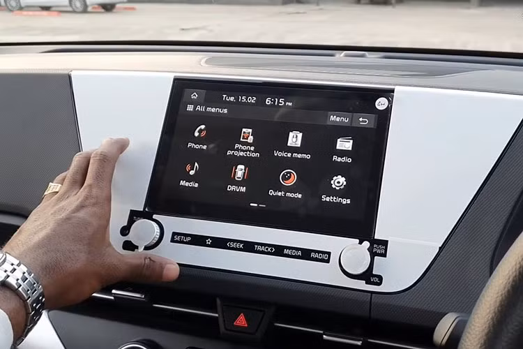 Ghế ngồi trên xe được bố trí theo sơ đồ 2-2-3. Khách hàng có thể yêu cầu chỉnh về dạng 7 chỗ truyền thống. Những thay đổi này sẽ giúp KIA Carens 2022 cạnh tranh tốt hơn và tăng độ khó cho Mitsubishi Xpander và đặc biệt là Toyota Veloz Cross.