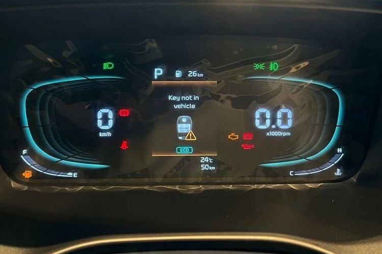 Xe sở hữu màn hình có kích thước lớn tới 10.25 inch có khả năng kết nối điện thoại, tích hợp wifi... Vô-lăng xe dạng D-Cut thể thao kết hợp với cụm đồng hồ kỹ thuật số hoàn toàn mới.