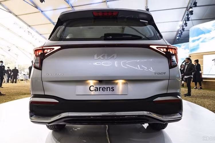 Thân xe được hình thành bởi những đường nét góc cạnh. Mâm xe là loại 5 chấu 17 inch. Lùi về phía đuôi xe, KIA Carens sử dụng cụm đèn hậu LED kéo dài giống như các mẫu xe của hãng đang bán ra thị trường hiện nay.