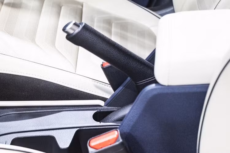 Ngoại hình xe với lưới tản nhiệt cỡ lớn, họa tiết kim cương. Hệ thống đèn pha ứng dụng công nghệ LED hiện đại và hạ thấp xuống phía dưới để tạo điểm nhấn khác biệt. Nắp ca-pô có thêm đèn định vị. Bản cấp thấp sử dụng đèn Halogen với tia sáng màu vàng nhằm giảm giá thành sản phẩm.