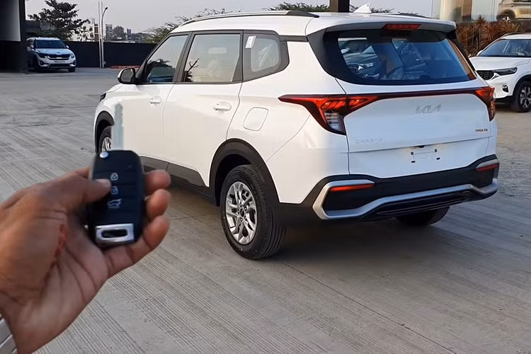 Thực tế, mẫu xe MPV KIA Carens 2022 được hiểu là thế hệ mới của "người anh em" KIA Rondo đang bán ra tại Việt Nam. Ở thế hệ mới, chiếc xe lột xác toàn diện với nền tảng khung gầm mới. Kích thước xe Dài x Rộng x Cao lần lượt là 4.540 x 1.800 x 1.700 (mm) và chiều dài cơ sở 2.780 mm.