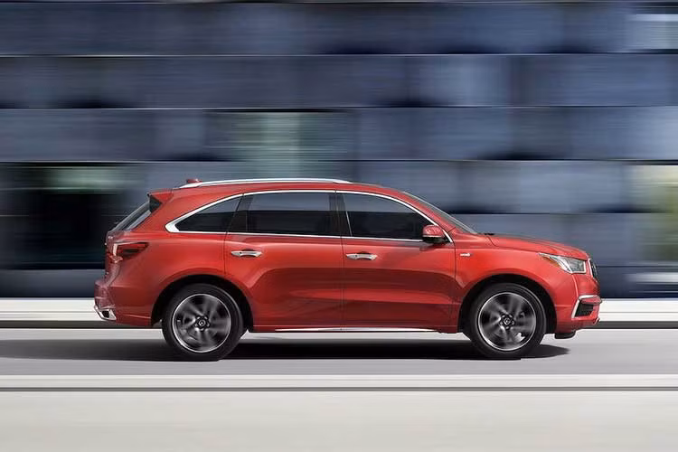 MDX Sport Hybrid mới sở hữu khối động cơ 3.0l i-VTEC V6 chạy xăng nạp khí tự nhiên. Ngoài ra chiếc xe còn được trang bị 2 động cơ điện ở cầu sau với công suất 36 mã lực, cùng với một mô-tơ điện 47 mã lực nối với hộp số ly hợp kép 7 cấp. Theo Acura, tổng công suất của MDX Sport Hybrid là 321 mã lực, xe có mức tiêu thụ hỗn hợp 10,68l/100km.