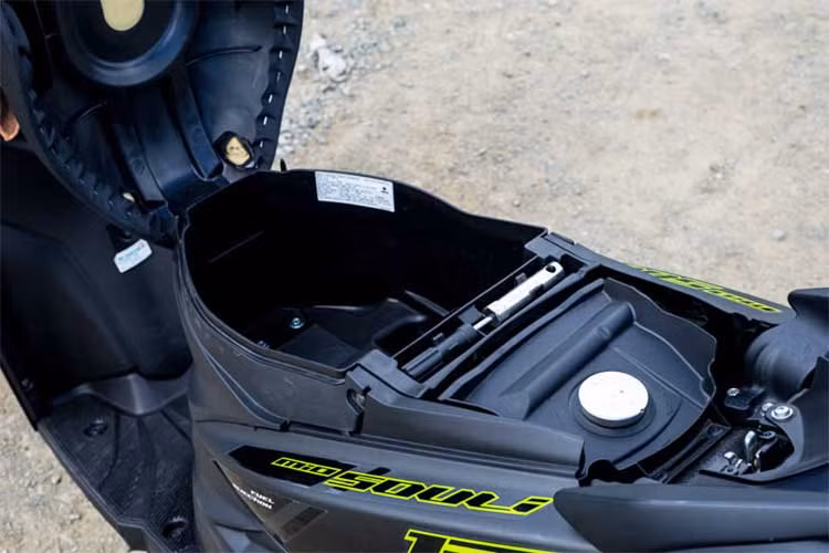 Dung tích bình xăng của Yamaha Soul GT 2015 là 4,2 lít. Bên dưới yên xe xuất hiện cốp đựng đồ có dung tích 14 lít, đủ để chứa một chiếc mũ bảo hiểm nửa đầu và một số vật dụng nhỏ dành cho người sử dụng. 