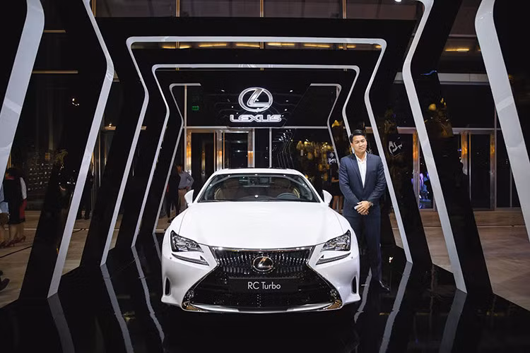 Ngoài không gian nội thất sang trọng, cùng hệ thống giải trí và tiện ích hiện đại - Lexus RC mới còn được trang bị nhiều công nghệ an toàn như hệ thống cảnh báo va chạm, cảnh báo điểm mù, kiểm soát hành trình, hỗ trợ lùi xe, cân bằng điện tử, hệ thống 8 túi khí...