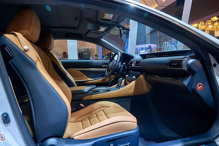 Nội thất mang hai tông màu đen và nâu sáng. Ghế ngồi được thiết kế giúp mang đến cảm giác thoải mái cho người điều khiển kể cả trên những hành trình dài. Ghế lái chỉnh điện 10 hướng, ghế phụ chỉnh điện 8 hướng.
