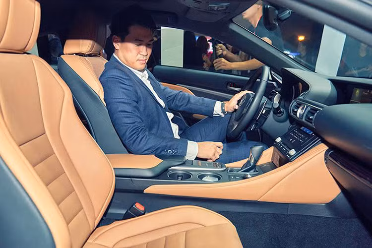 Vô lăng mang phong cách thiết kế khá quen thuộc của Lexus, mặc dù vậy được bọc da toàn bộ, không có chi tiết ốp gỗ. Lẫy chuyển số tích hợp sau vô lăng. Thiết lập kiểm soát hành trình thông qua lẫy phía dưới.