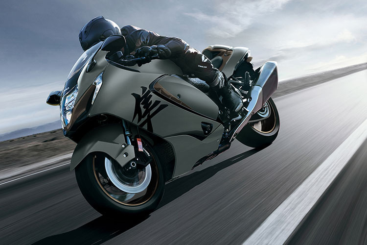 Mới đây, Suzuki đã chính thức giới thiệu phiên bản nâng cấp 2025 cho mẫu motor nổi tiếng Hayabusa. Tại Thái Lan, giá xe Suzuki Hayabusa 2025 được niêm yết ở mức 899.000 baht (tương đương khoảng 626 triệu đồng). Khách hàng có thể lựa chọn giữa ba màu sắc: Xanh lá cây ánh kim, Bạc kim loại và Đen bóng. 