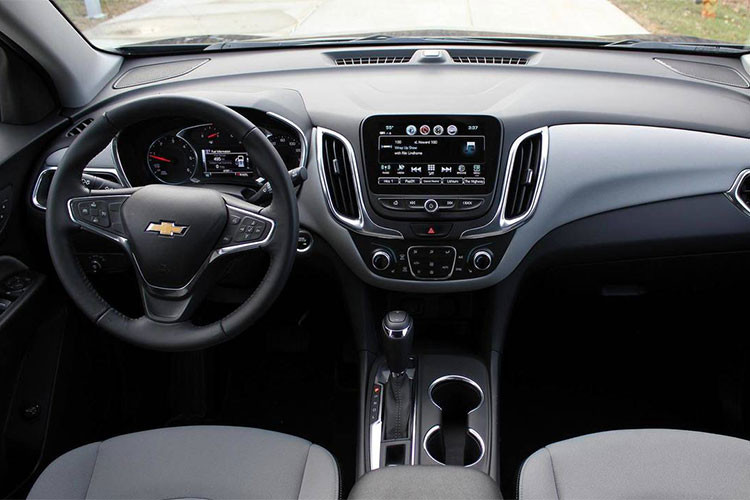 Chevrolet Equinox mới hiện đang được bán ra thị trường với giá 36.375 USD. Ngoài thiết kế, xe được đánh giá cao ở việc sử dụng nhiều chất liệu mềm mại trong nội thất, tính năng sưởi và làm mát hàng ghế sau.