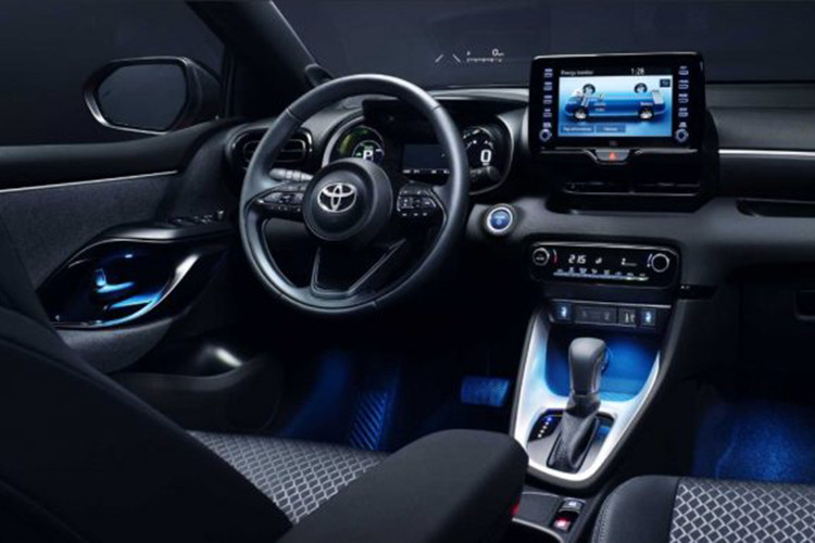 Thậm chí, so với kích thước của đàn anh Toyota RAV4, bao gồm chiều dài 4.600 mm, rộng 1.855 mm, cao 1.685 mm và chiều dài cơ sở 2.690 mm, Corolla Cross 2020 cũng chỉ thua kém một chút. Theo một số tin đồn, Corolla Cross 2020 sẽ không mang thiết kế SUV lai Coupe như đàn anh Toyota C-HR. Thay vào đó, tân binh nhà Toyota sẽ được áp dụng thiết kế SUV truyền thống hơn.