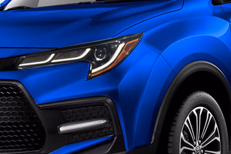 Tin đồn cho biết, Toyota Corolla Cross 2020 sẽ dùng cơ sở gầm bệ TNGA-C, chung với Corolla và C-HR. Được định vị giữa C-HR và RAV4, mẫu SUV mới của Toyota sở hữu chiều dài 4.460 mm, rộng 1.825 mm, cao 1.620 mm và chiều dài cơ sở 2.640 mm. So với C-HR, Toyota Corolla Cross 2020 dài hơn 100 mm, rộng hơn 30 mm và cao hơn 55 mm trong khi chiều dài cơ sở giống hệt.