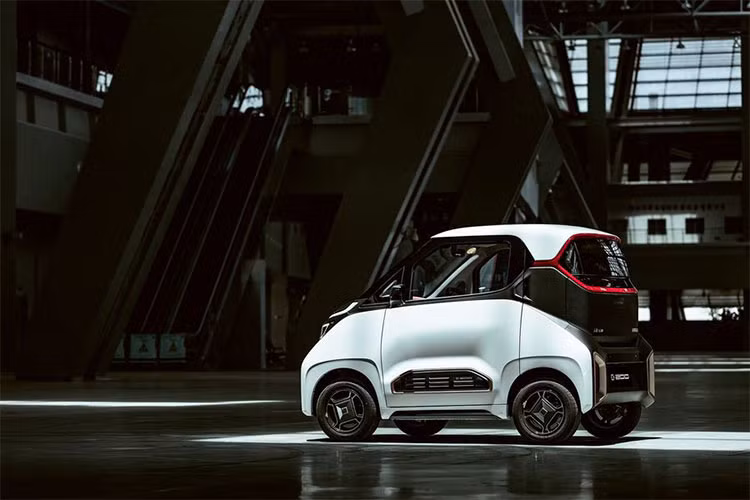 Đây được đánh giá là một mẫu xe có diện mạo thật điên rồ, nhưng theo một nghĩa tốt. Thiết kế của xe cũng rất gọn gàng với bộ la-zăng tí hon rất hợp lí. Kích thước của xe Baojun E200 là dài 2.497 mm, rộng 1.526 mm, và cao 1.616 mm, và chiều dài cơ sở là 1.600 mm.