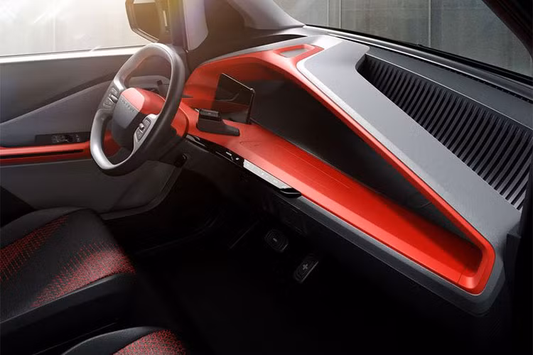 Nội thất chính là điểm nổi bật nhất của Baojun E200, xe sở hữu lối bố trí tối giản nhưng cuốn hút nhờ sử dụng nhiều thành phần màu đỏ tươi tạo sự tương phản thú vị, các nút bấm chức năng cũng đã được giản lược tối đa.