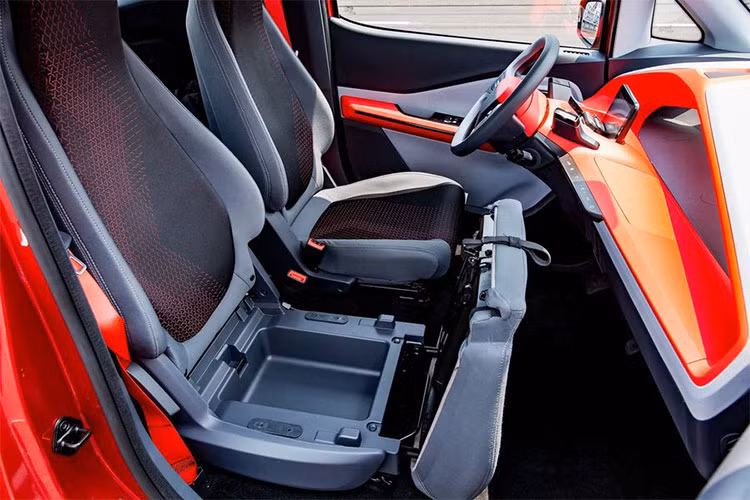 Vô lăng có tay nắm mỏng, phần trên trung tâm có màu đỏ hòa lẫn với mặt táp lô có cùng tông màu. Bên cạnh đó, bố cục xe còn có một màn hình nhỏ ở phía trước tài xế, và một màn hình nữa ở giữ mặt táp lô. Ngoài ra còn có hai bàn đạp được đề dấu trừ và dấu cộng đại diện cho phanh và ga.