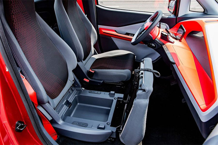 Vô lăng có tay nắm mỏng, phần trên trung tâm có màu đỏ hòa lẫn với mặt táp lô có cùng tông màu. Bên cạnh đó, bố cục xe còn có một màn hình nhỏ ở phía trước tài xế, và một màn hình nữa ở giữ mặt táp lô. Ngoài ra còn có hai bàn đạp được đề dấu trừ và dấu cộng đại diện cho phanh và ga.