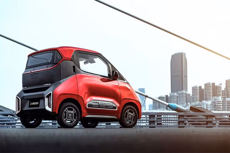 Baojun là một nhãn hiệu xe giá rẻ dưới là cờ liên doanh SAIC-GM-Wuling, trong đó General Motors có 43% cổ phần. Phần còn lại thuộc về hai đối tác SAIC và Wuling Automotive. Ngoài ra, SAIC và GM còn bắt tay trong liên doanh Shanghai-GM chịu trách nhiệm làm xe Buick, Chevrolet, và Cadillac cho thị trường Trung Quốc.