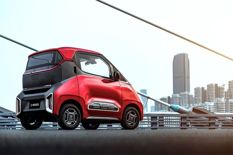 Baojun là một nhãn hiệu xe giá rẻ dưới là cờ liên doanh SAIC-GM-Wuling, trong đó General Motors có 43% cổ phần. Phần còn lại thuộc về hai đối tác SAIC và Wuling Automotive. Ngoài ra, SAIC và GM còn bắt tay trong liên doanh Shanghai-GM chịu trách nhiệm làm xe Buick, Chevrolet, và Cadillac cho thị trường Trung Quốc.