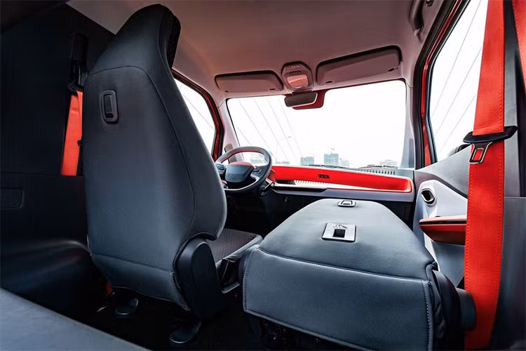 Sức mạnh của Baojun E200 đời 2019 đến từ khối động cơ điện 39 mã lực đặt ở trục trước. Chiếc xe điện Trung Quốc chỉ dài 2.497mm cùng trục cơ sở là 1.600mm, như vậy nó còn nhỏ hơn cả Smart Fortwo. E200 được dự kiến sẽ có phạm vi hoạt động khoảng 200 km, cao hơn Fortwo.