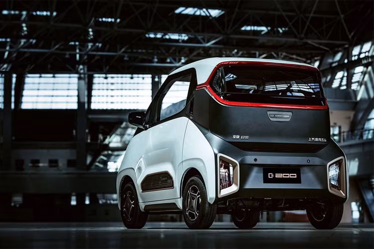 Ngoại thất của Baojun E200 được nhấn nhá bởi lớp sơn đa dạng màu sắc, bánh xe của Baojun E200 rất nhỏ nhưng nó cân đối với tổng thể chiếc xe giúp nó trông như xe điện tương lai bước ra từ những cuốn truyện tranh manga. Mặc dù rẻ tiền nhưng xe thậm chí còn được trang bị đèn pha LED và đèn hậu thiết kế tràn ra cả nắp cốp.