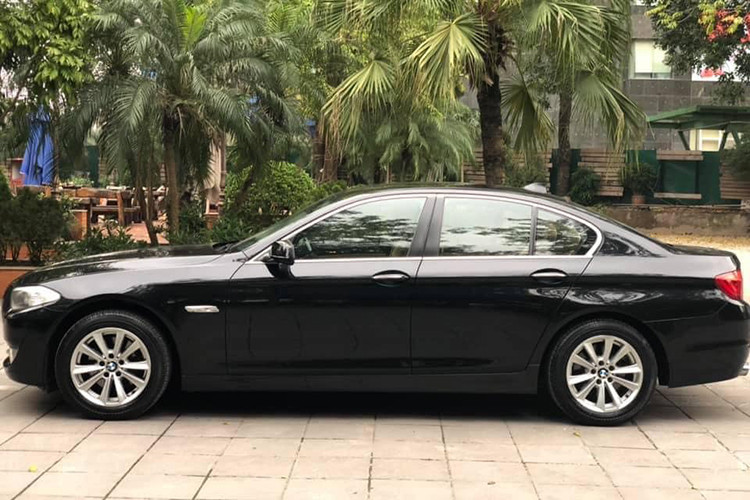 Được biết, chiếc xe BMW 520i đời cũ này đã lăn bánh tổng cộng 63.000 km sau gần 7 năm sử dụng. Tuy nhiên, ngoại hình xe còn khá đẹp - đầu xe ấn tượng với bộ lưới tản nhiệt hình quả thận đặc trưng của hãng, cụm đèn pha lớn sắc nét, cản trước mở rộng, cụm đèn sương mù dạng gương cầu nằm ở hốc hút gió cùng một thanh ngang kim loại sáng.