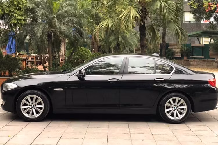 Được biết, chiếc xe BMW 520i đời cũ này đã lăn bánh tổng cộng 63.000 km sau gần 7 năm sử dụng. Tuy nhiên, ngoại hình xe còn khá đẹp - đầu xe ấn tượng với bộ lưới tản nhiệt hình quả thận đặc trưng của hãng, cụm đèn pha lớn sắc nét, cản trước mở rộng, cụm đèn sương mù dạng gương cầu nằm ở hốc hút gió cùng một thanh ngang kim loại sáng.