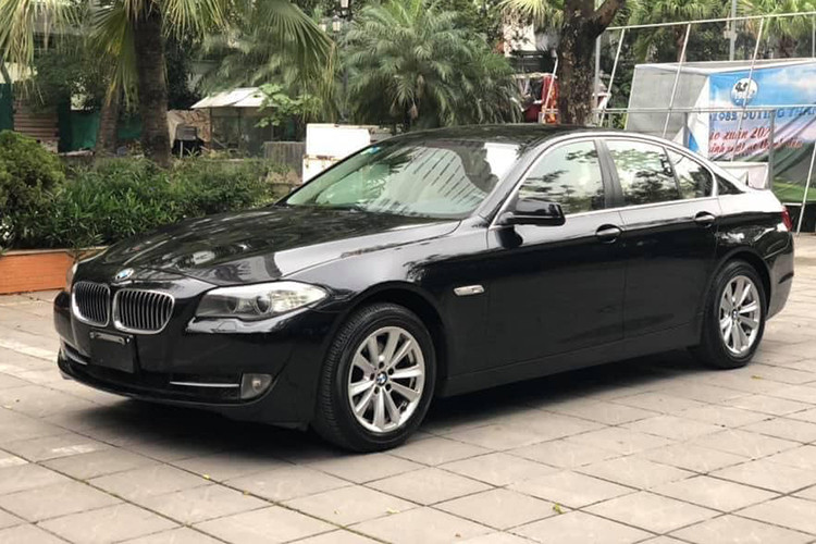 Giá xe BMW 520i đời 2013 này hiện đang được chủ nhân chào bán với mức 900 triệu đồng (chưa thương lượng), tức giảm hơn 1 tỷ đồng so với thời điểm được phân phối chính hãng là 2,136 tỷ đồng. Khoảng 7 năm là thời gian khá dài cho một chiếc xe sang Đức, chính vì vậy nhiều người dùng cũng cần cân nhắc và chuẩn bị sẵn tâm lý khi mua xe.