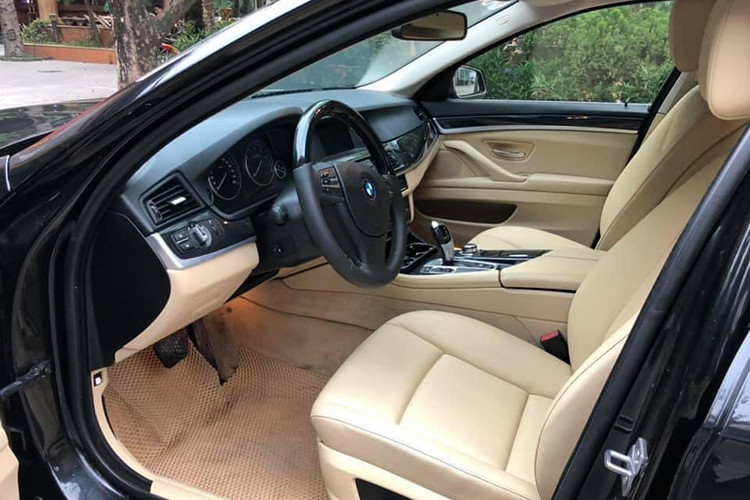 Nhiều trang bị hiện đại khác cũng xuất hiện trên BMW 520i thế hệ này như; ghế chỉnh điện đa hướng, nút khởi động thông minh cũng được trang bị... Không gian hàng ghế thứ hai được hãng xe BMW trang bị khá rộng rãi mang đến cảm giác thoải mái cho hành khách.